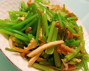 怎麼做美味的鰻魚乾炒芹菜