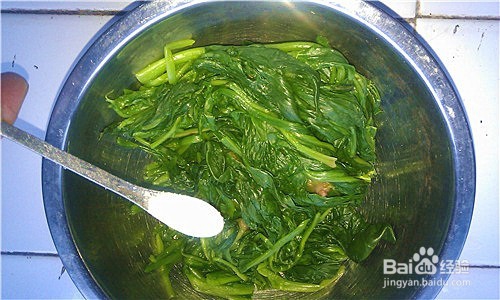 如何做出美味的香酥花生米拌菠菜