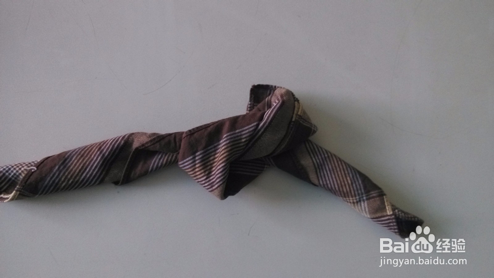 直立三角形和花结的餐巾做法