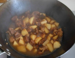红焖牛肉土豆