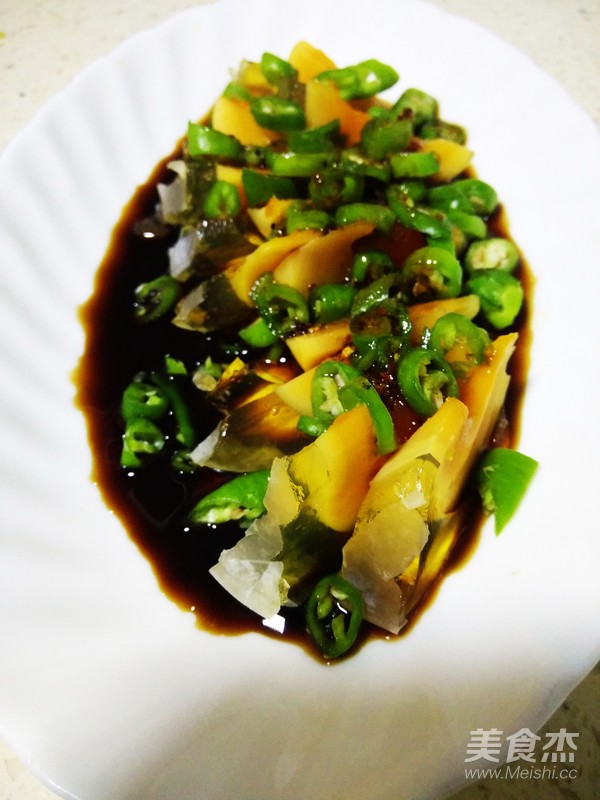 青椒拌皮蛋的做法