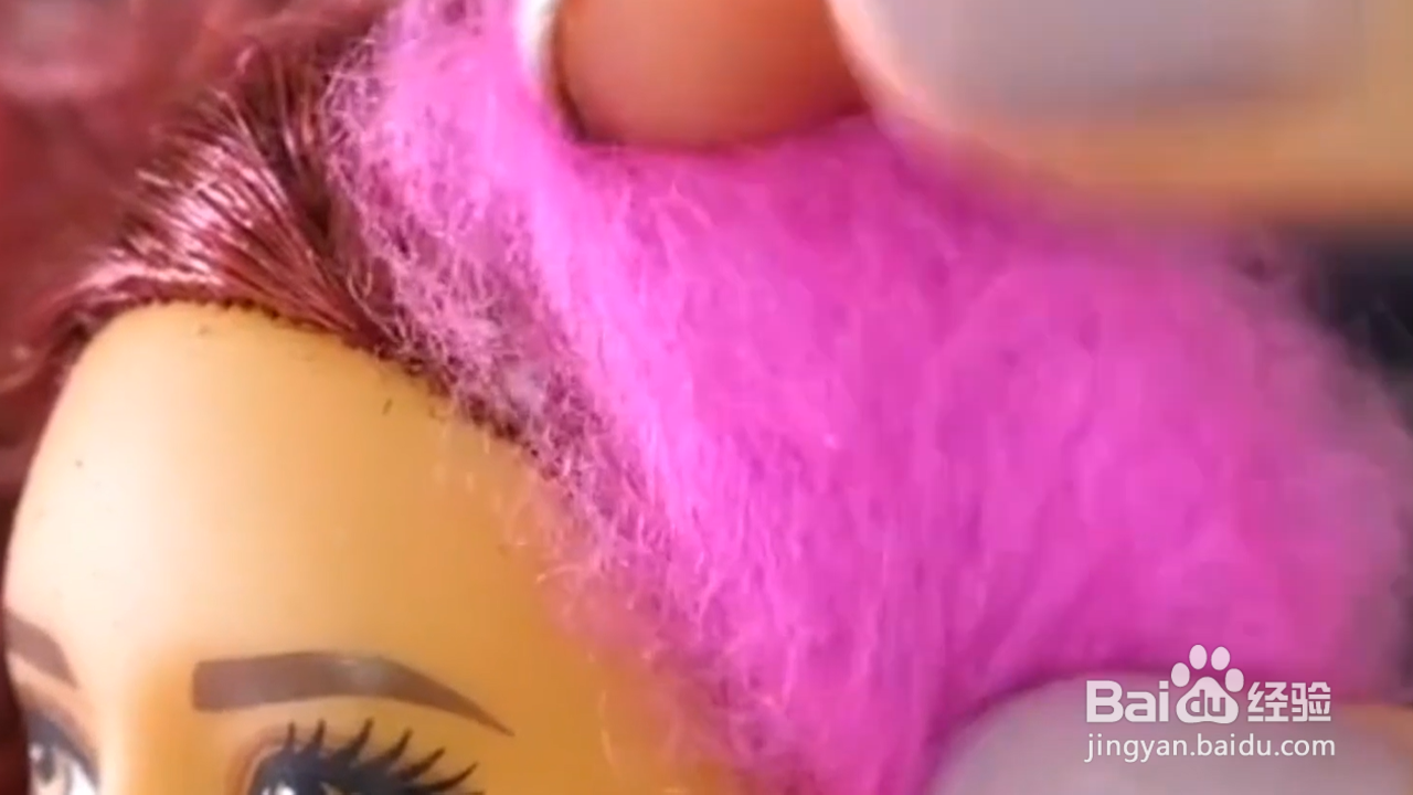 如何帮芭比梳一个时尚的发型