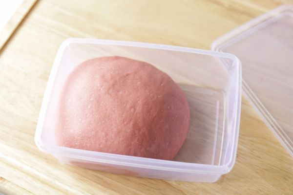 粉红色糖渍樱花牛肉汉堡