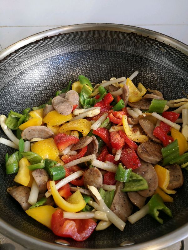 黑椒肠炒彩椒花生芽