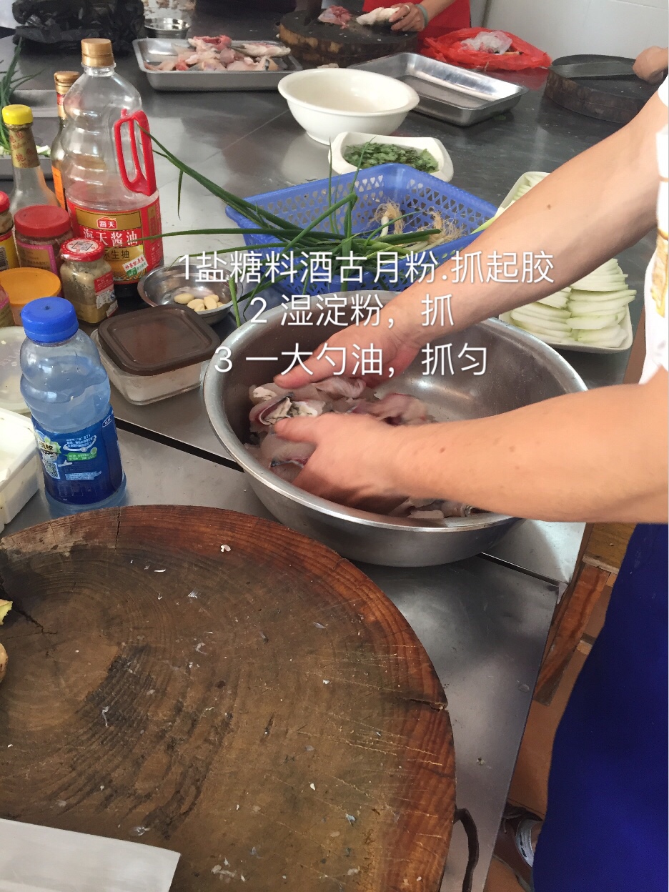 香味十足的切鱼片和切鱿鱼的做法