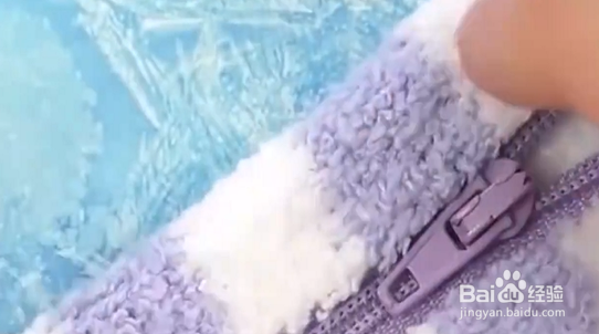 如何帮芭比制作好看的毛绒包包?