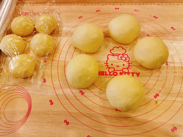 圆滚滚的毛线球面包