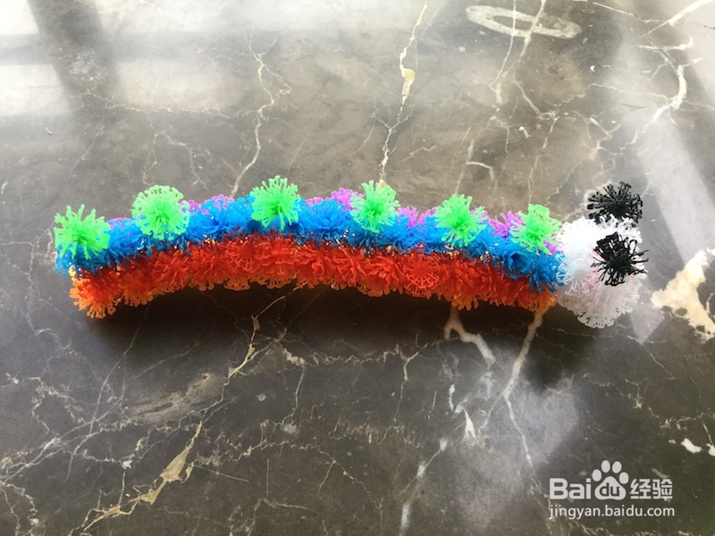 用蓬蓬球玩具做毛毛虫