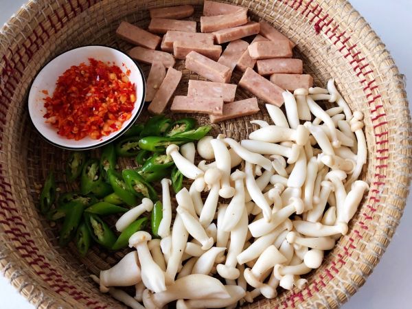 白玉菇炒午餐肉