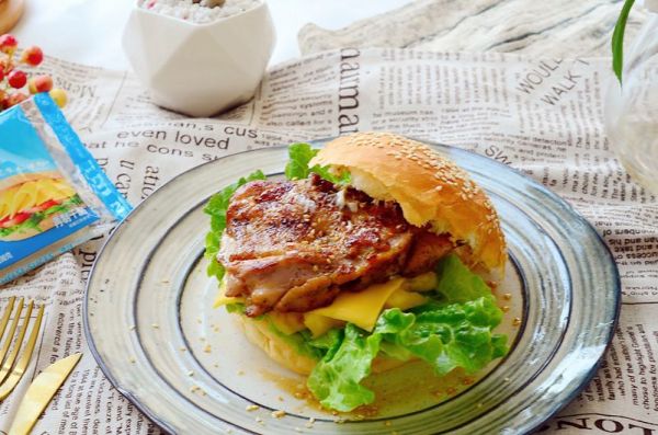 黑椒鸡腿肉芝士菠萝堡