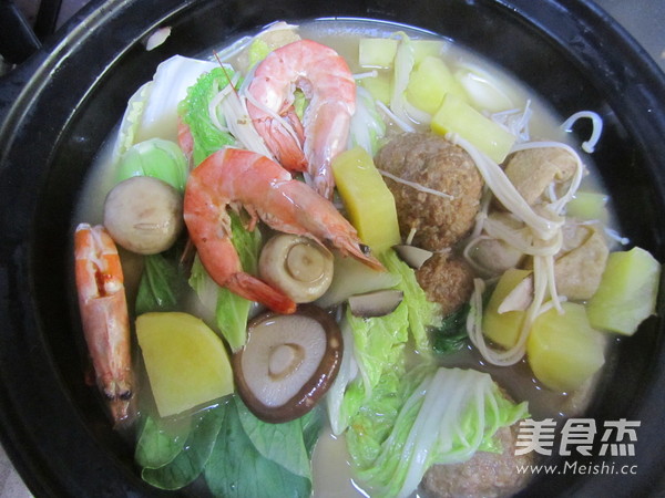 骨汤丸子鲜虾煲