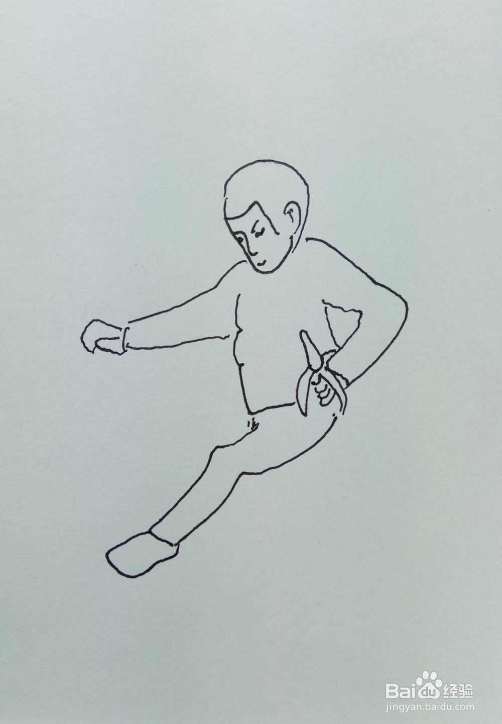 怎样画儿童简笔画快步奔跑着玩球的小孩？