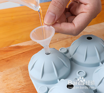 圆形冰块模具怎么使用