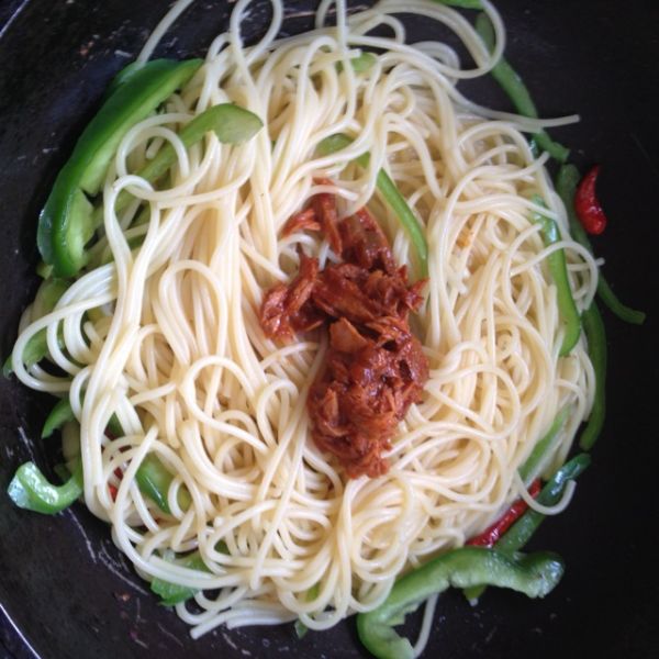 辣味蒜香吞拿鱼面