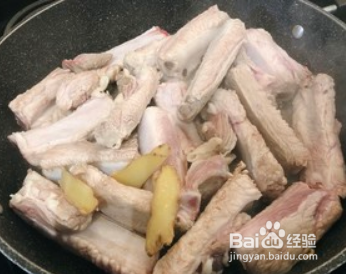 超简单但无敌好吃的排骨炖土豆