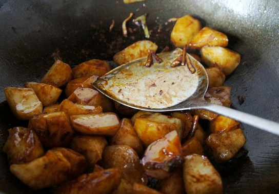 茄子炖土豆和牛肉能一起吃吗