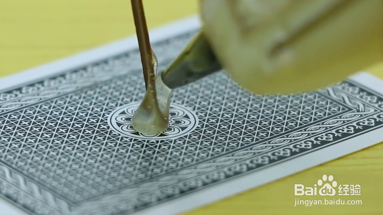 悬浮扑克牌魔术原理，原来我们都被骗了