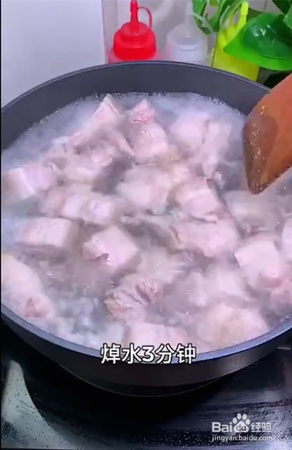 如何制作砂锅焖黄瓜五花肉