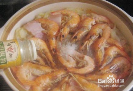 咸肉鲜虾白菜煲的做法