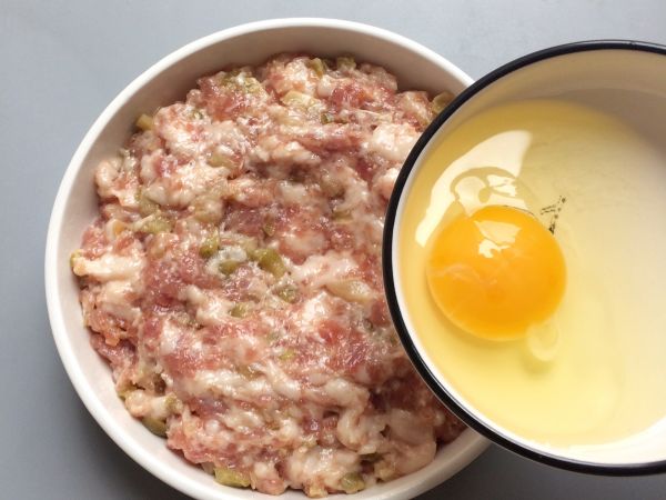 下饭神器：窝蛋榨菜蒸肉饼