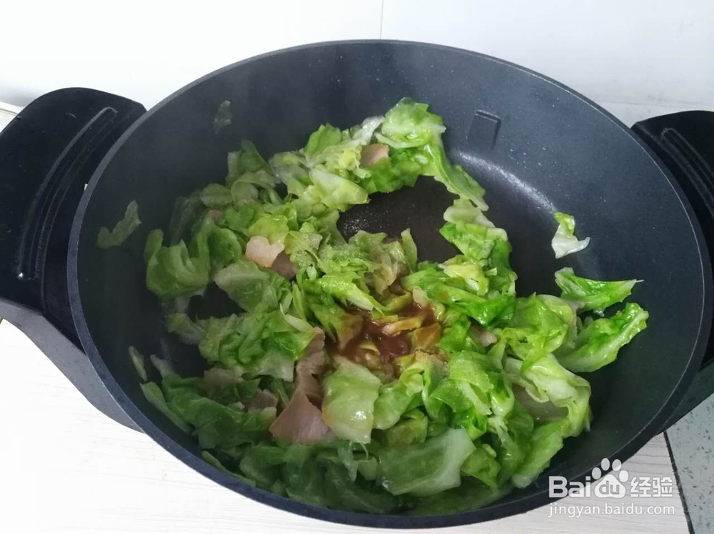 怎么做手撕包菜炒腊肉