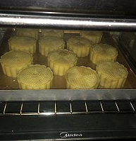 中秋节美味广式白莲蓉蛋黄月饼来袭!