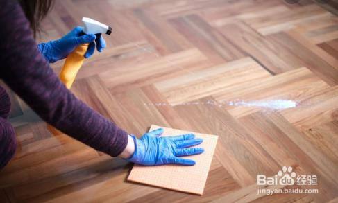 如何清理木地板上的黏性物质