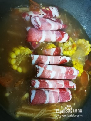 肥牛金针菇西红柿玉米汤的做法