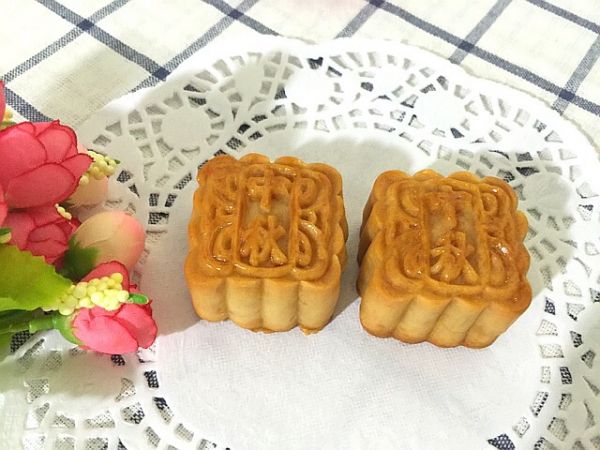 广式蛋黄莲蓉月饼