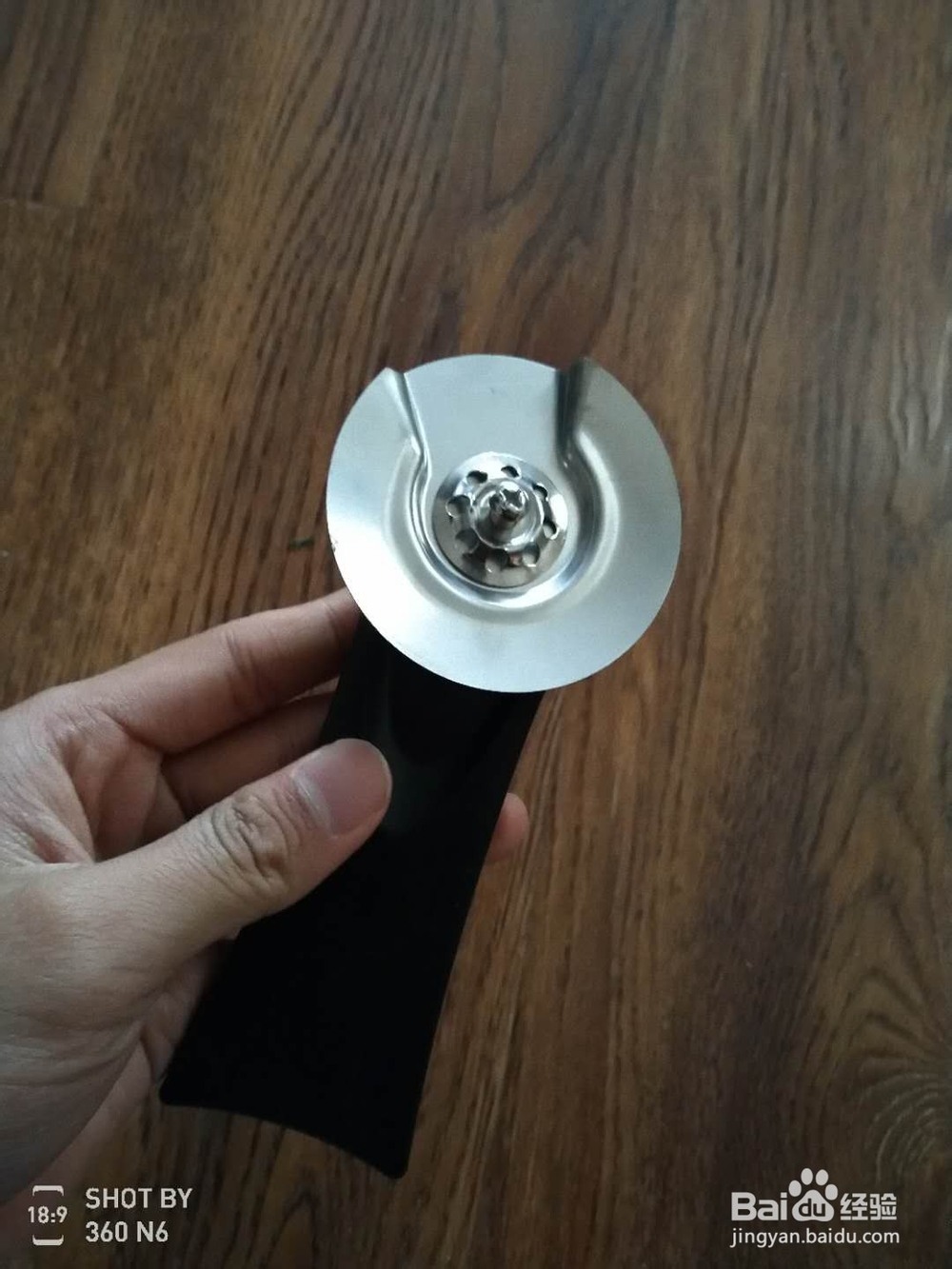 怎么把铁锅锅盖的把子拆开清洗重装？