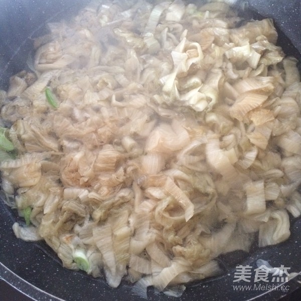 酸菜肉丸煲的做法