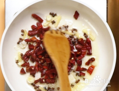 做美味的辣子鸡块