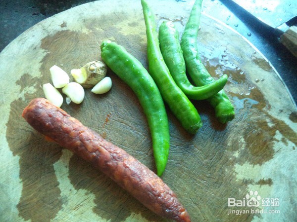 青椒炒香肠怎么做好吃?