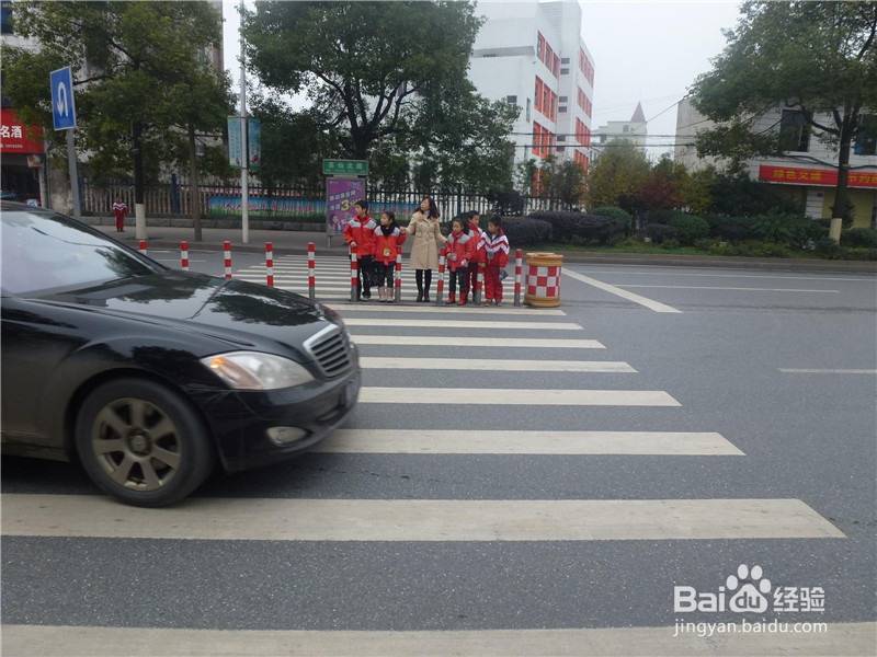 出门在外怎样安全的过马路