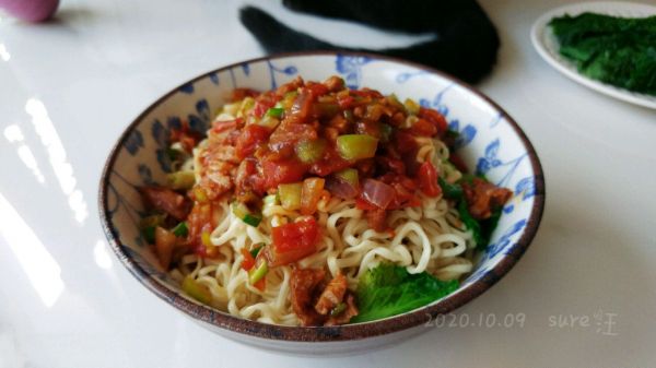 葱葱茄酱热拌面