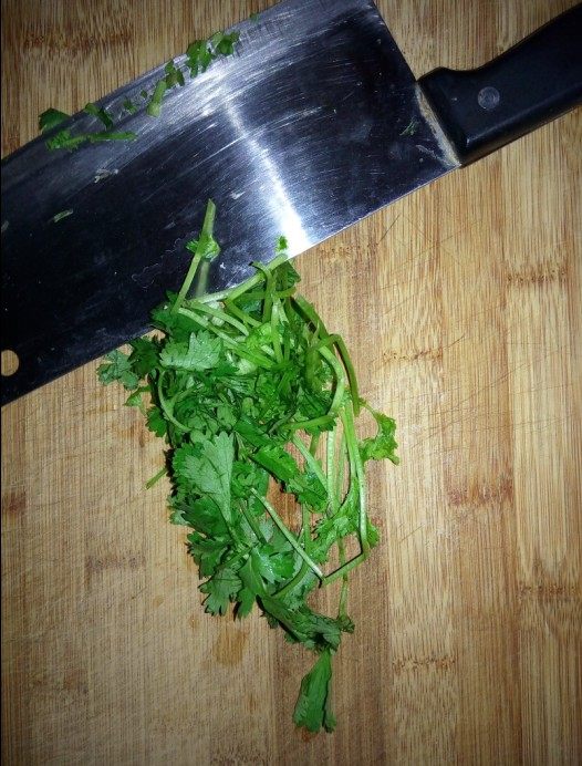 香菜凉拌红萝卜最简单的做法，快来学学吧！