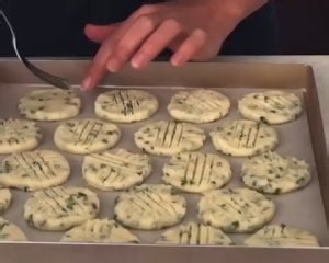 无敌好吃的黄油香葱酥饼制作教程
