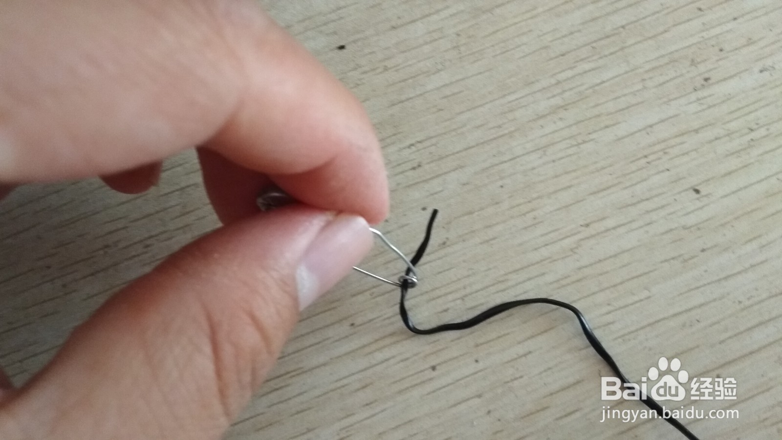 如何用数据线绑绳和别针做简易的中性笔支架