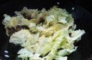 腊肠炒手撕包包菜