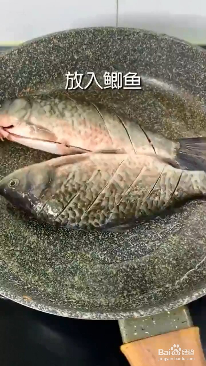 如何制作红烧鲫鱼？