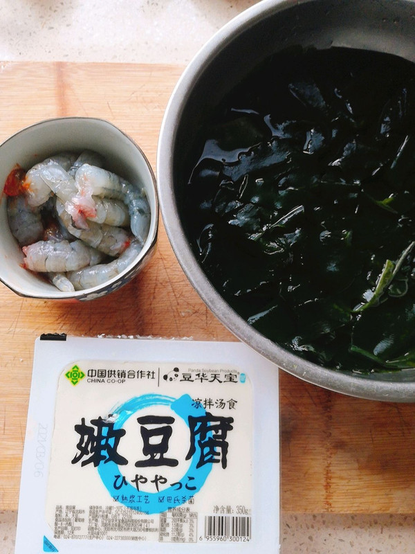 虾仁裙带菜豆腐汤