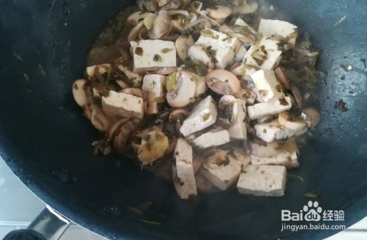 口蘑雪菜炖豆腐的做法