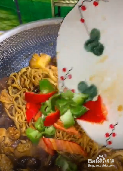 如何制作鸡腿焖面？