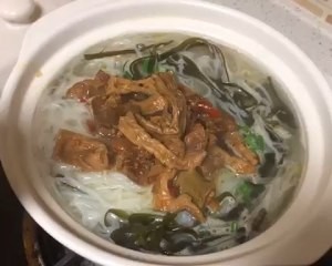 养生食补干笋子牛肉米线的做法