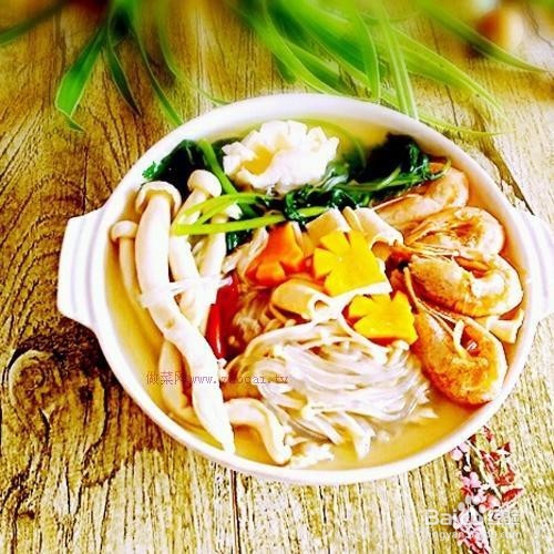 菌菇海鲜火锅鸡蛋面的做法