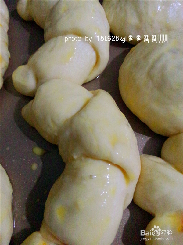 果味面包:橙皮牛角包