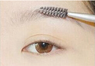 金棕色柔媚蜜桃妆