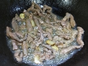 花生苗小黄瓜炒牛柳的做法