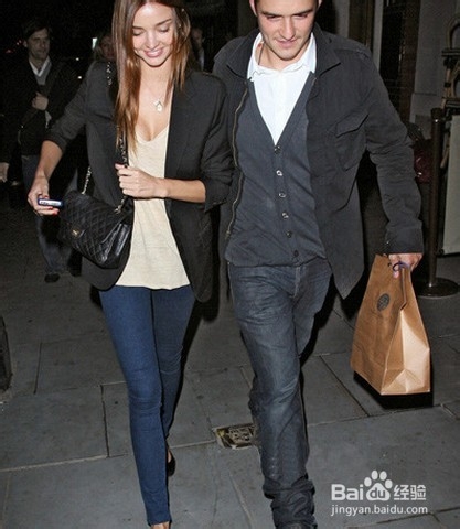 想穿牛仔裤上街该如何搭配呢?