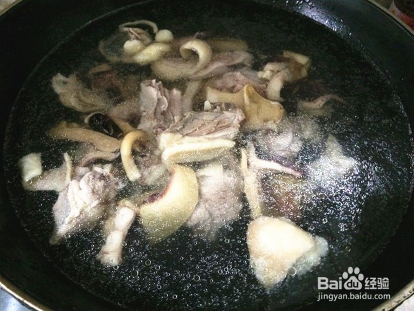 鱿鱼鸭肉煲的做法